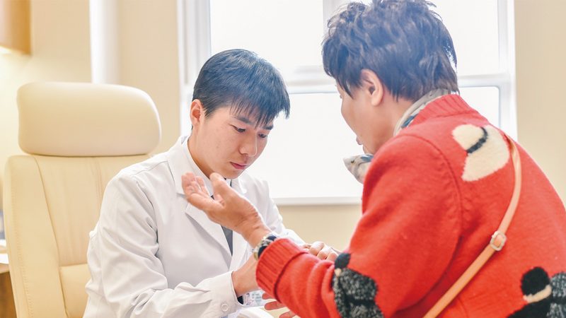 半失能老人护理和养老区别